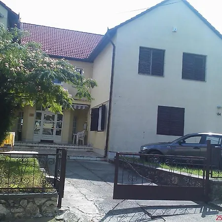 Szamarkut Panzio Bed & Breakfast *